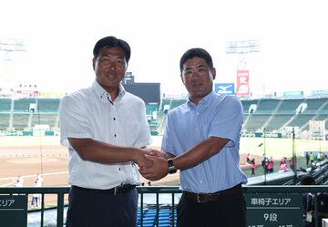 神村学園・小田大介監督（左）と東筑・山下聖士監督