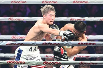 タパレスにパンチを浴びせる井上尚弥（２０２３年）