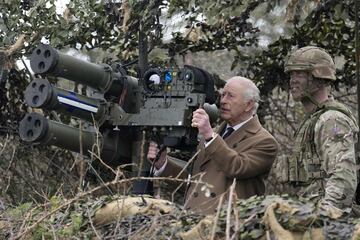 ソーニー島に滞在する王立砲兵連隊を訪問した視察したチャールズ国王（ロイター）