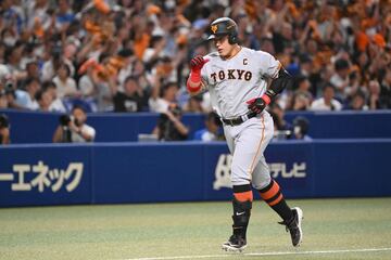 ４０号ソロを放ちダイヤモンドを１周する岡本和真