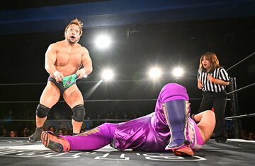 マスクを脱がされ、大慌てのスーパー・ササダンゴ・マシン(左)