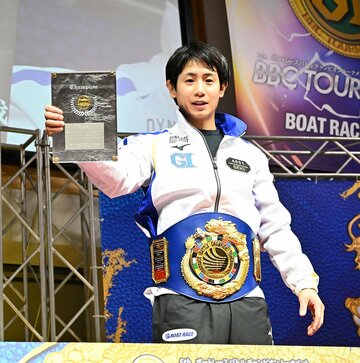 盾を持ち、ポーズを決める関浩哉