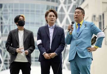  新宿、ＮＨＫ党の街頭演説会を行った（左から）ヒカル、三崎優太氏、立花孝志党首（東スポＷｅｂ）