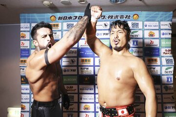 試合後、勝どきを上げる鷹木信悟(右)とドリラ・モロニ―