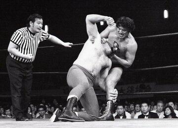  ピンパネールのラフファイトに怒った猪木はマスクをはぎにかかる（東スポWeb）