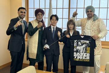 大空幸星外務大臣政務官（中央）と面会したタイガー・ジェット・シン（左から２人目）（工藤めぐみ40周年記念大会「邪道伝説」提供）