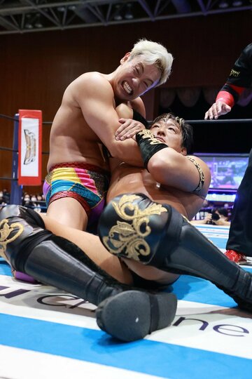  オカダ(左)のマネークリップに意識が遠のくタイチ