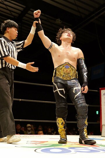 勝ち名乗りを受ける松房龍哉