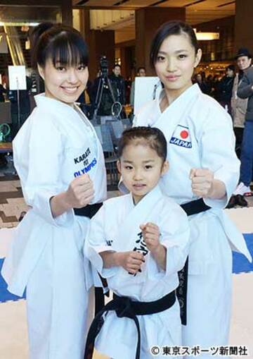 空手のアンバサダーに就任した（左から）岩田、天才少女・高野、宇佐美