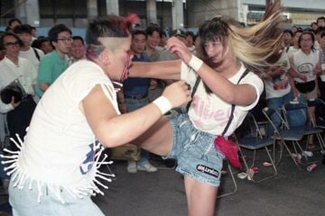 コンバット（左）とストリートファイトマッチで激闘を展開（９０年８月）