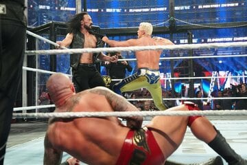 ランディ・オートン(手前)の目の前で、コーディ・ローデス(右)を急襲した統一王者ドリュー・マッキンタイア（©WWE）