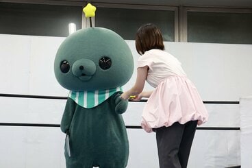 取材に応じるタマ(写真左)