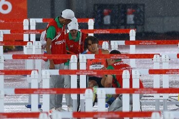 苦悶の表情を浮かべる泉谷駿介