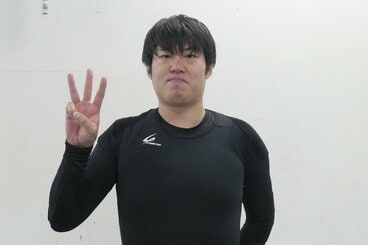 格清洋介が8人目の記録に到達し「3」のポーズ