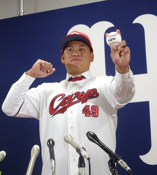 背番号４９のユニホームでポーズを取る広島・戸根千明