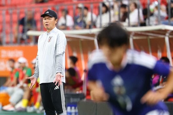 指示を出す大岩剛監督