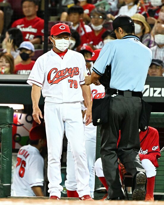  選手交代を告げる広島・河田監督代行（東スポWeb）
