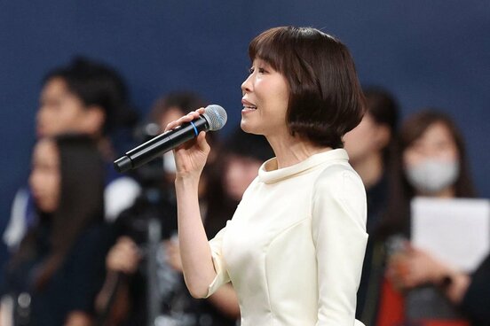 しっとりと歌い上げた水森かおり