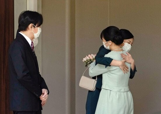  佳子さまと抱き合う眞子さま（ロイター）
