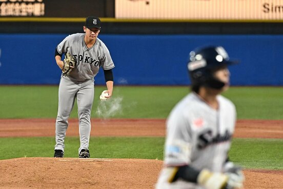 初回、長岡秀樹(手前)に先頭打者本塁打を浴びた井上温大