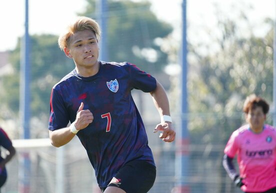 練習試合でプレーする松木（FC東京提供）