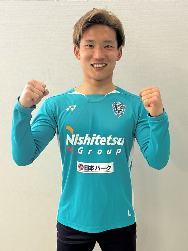 笑顔でガッツポーズをする北島祐二