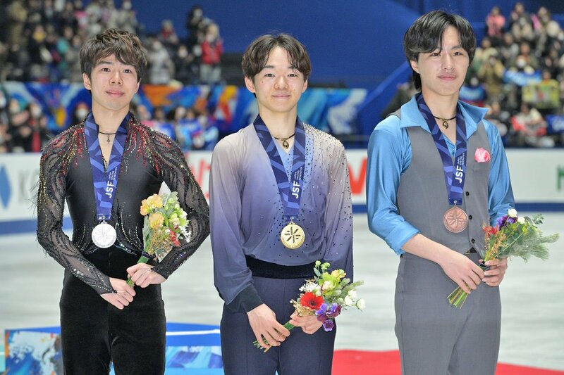 左から２位・佐藤駿、優勝の鍵山優真、３位・三浦佳生