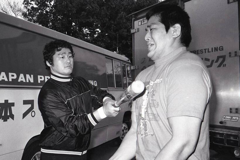 天龍（左）から“愛のムチ”を受ける（88年4月）