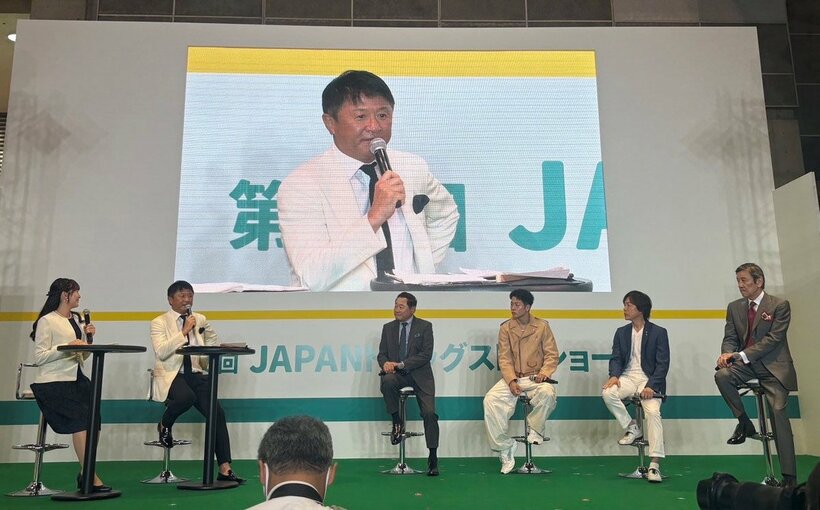 右から奥田瑛二、佐藤弘道、三浦孝太、松木安太郎氏,MCの武田修宏氏