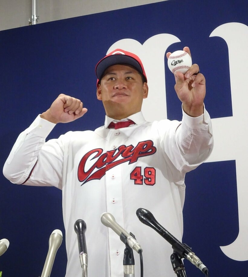 背番号４９のユニホームでポーズを取る広島・戸根千明