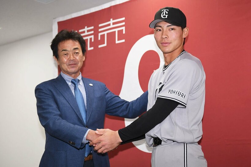 会見で意気込みを語った巨人・平山功太(右)。左は水野雄仁編成本部長