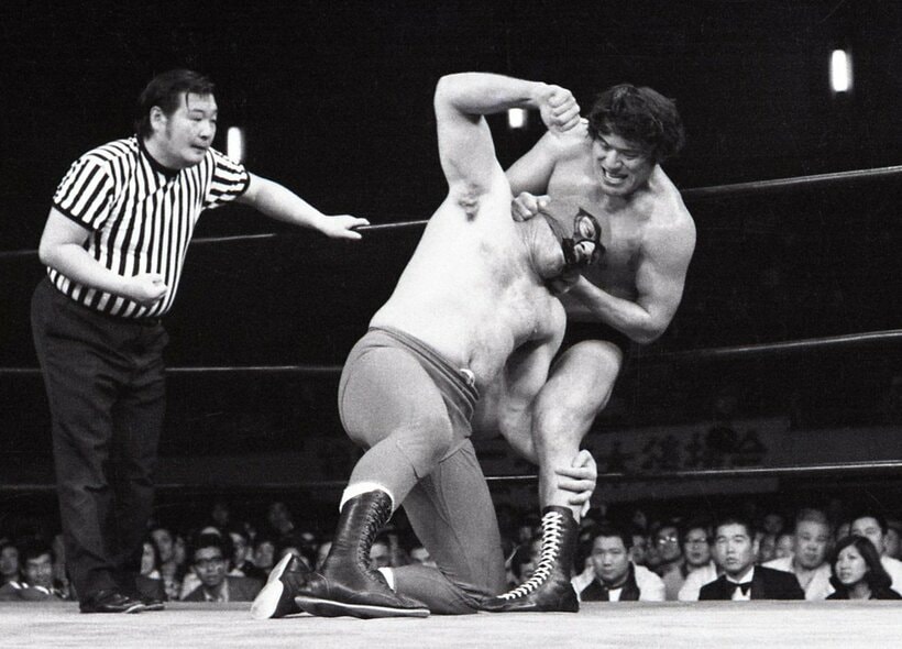  ピンパネールのラフファイトに怒った猪木はマスクをはぎにかかる（東スポWeb）