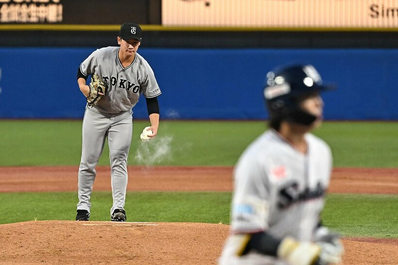 初回、長岡秀樹（手前）に先頭打者本塁打を浴びた井上温大