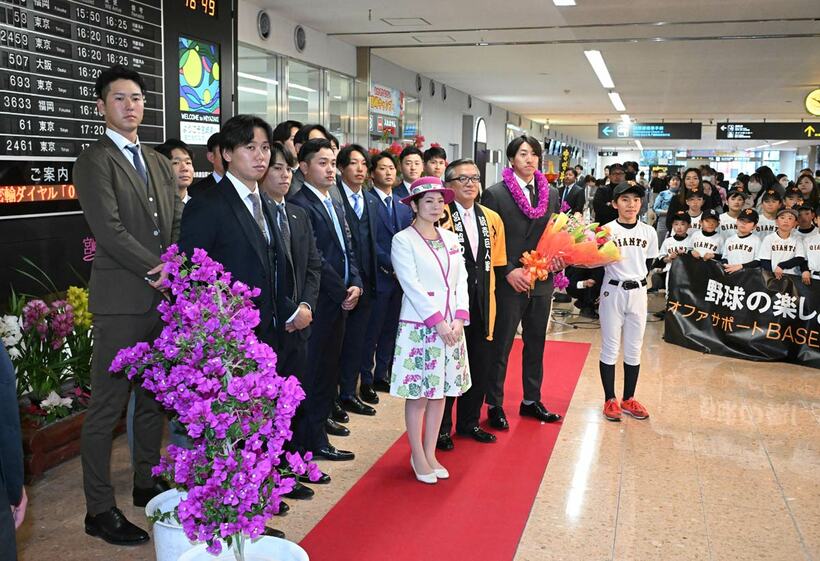 歓迎セレモニーで迎えられた大勢（右から２人目）ら巨人選手団