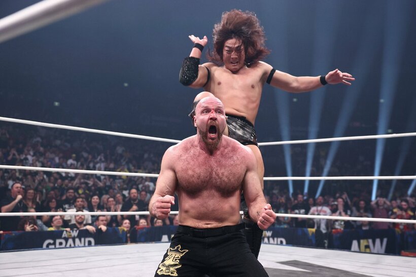 ジョン・モクスリー（手前）にワガママを打ち込む竹下幸之介©All Elite Wrestling