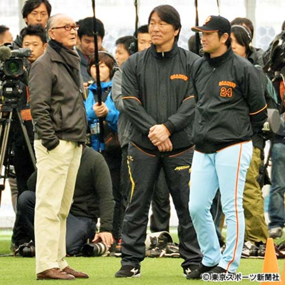 視察に訪れた長嶋氏（左）と話し合う松井氏（中）と由伸監督