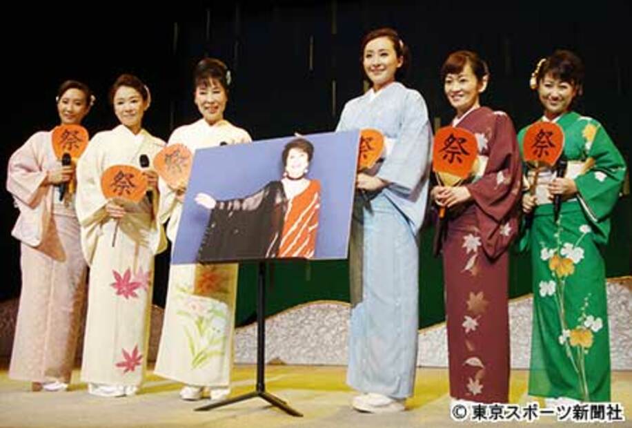 左から椎名佐千子、岩本公水、原田悠里、水田竜子、永井裕子、井上由美子