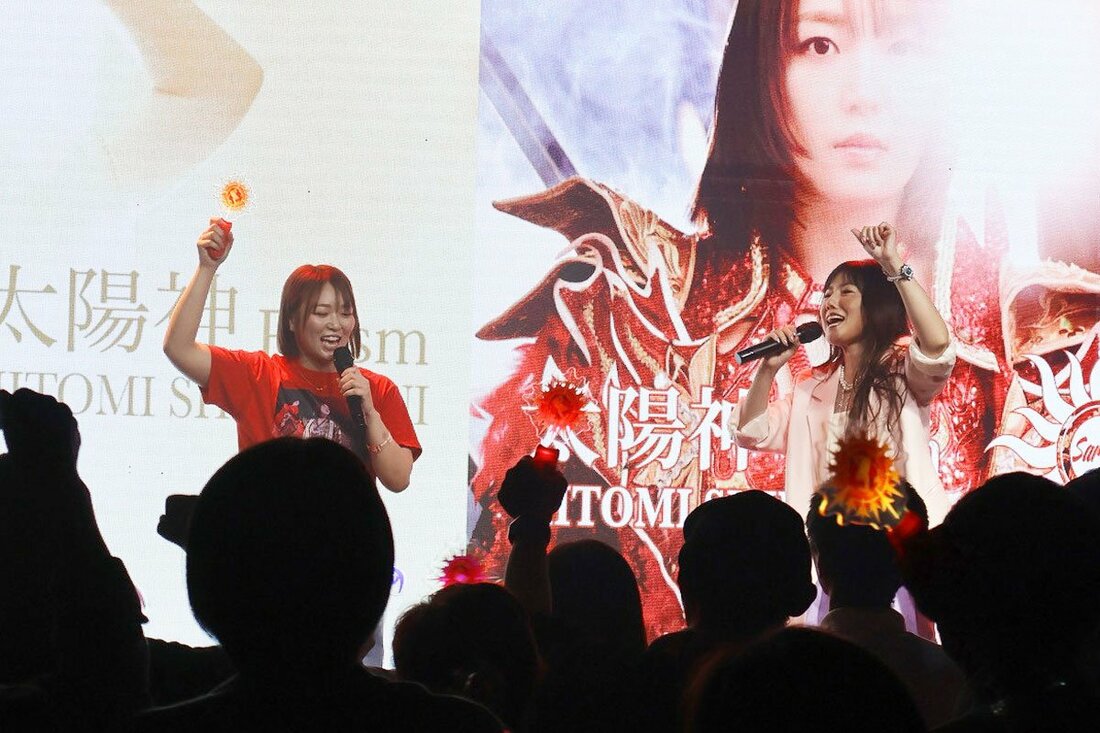 島谷ひとみ(右)とともに、ステージ上で歌い上げるSareee（©Sareee-ISM）