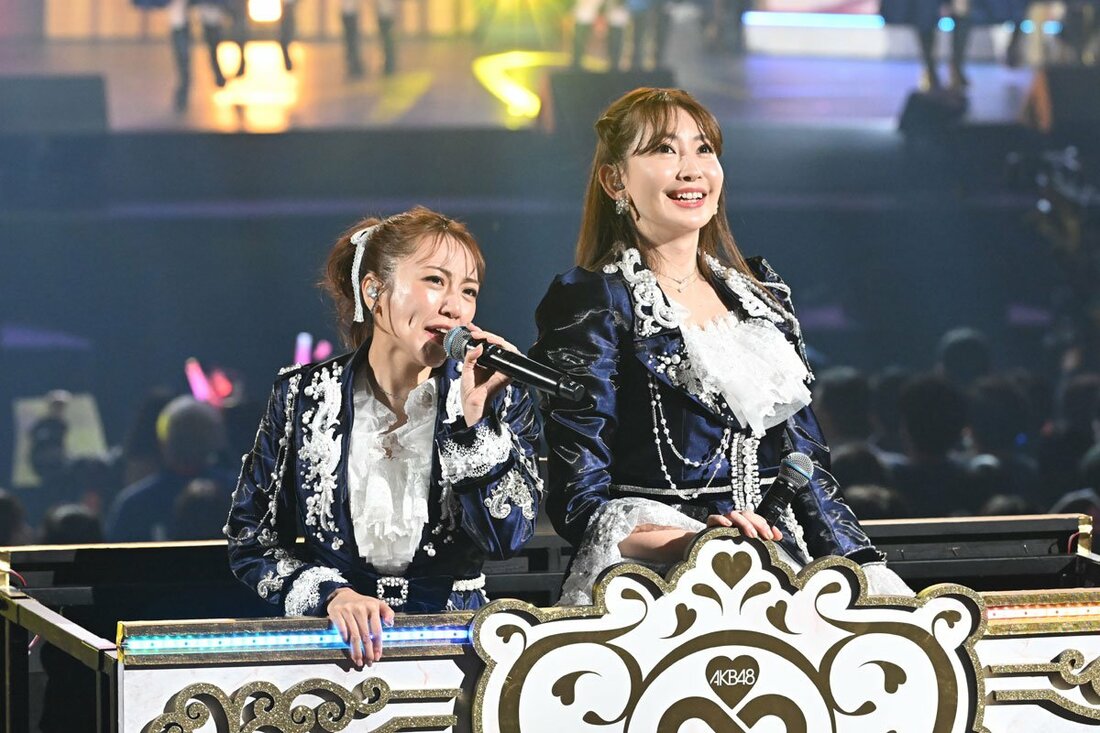 20周年記念コンサート時の小嶋陽菜(右)。左は高橋みなみ