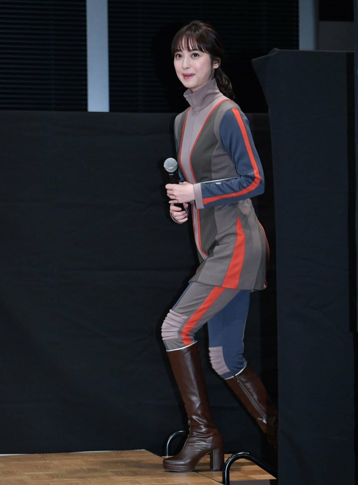 佐々木希が似合いすぎる宇宙服姿を披露！ 宇宙人とも初共演「心通じ