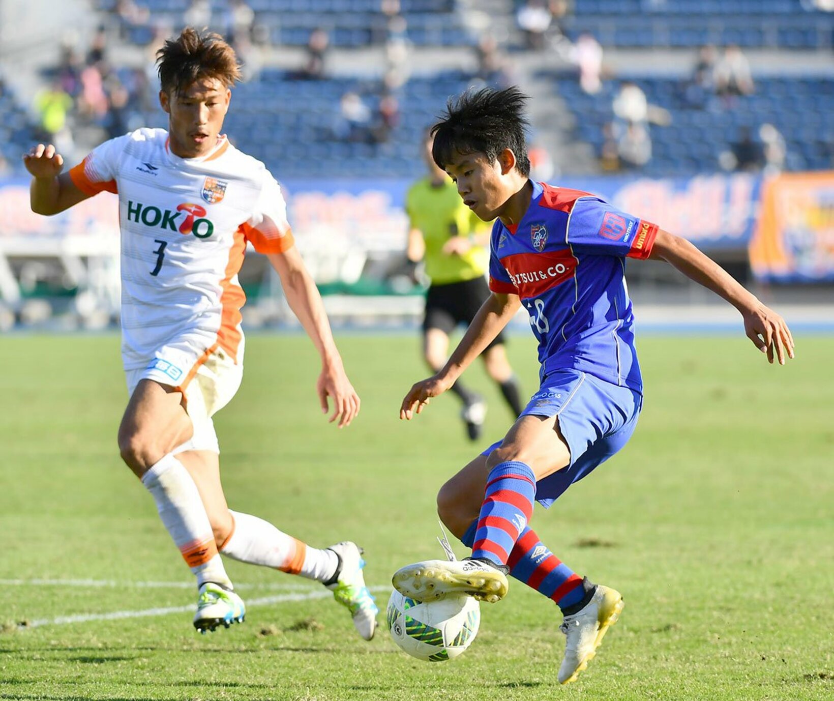 「バルセロナ処分」後、FC東京Ｕ-23でプレーした久保建英(右＝2016年)