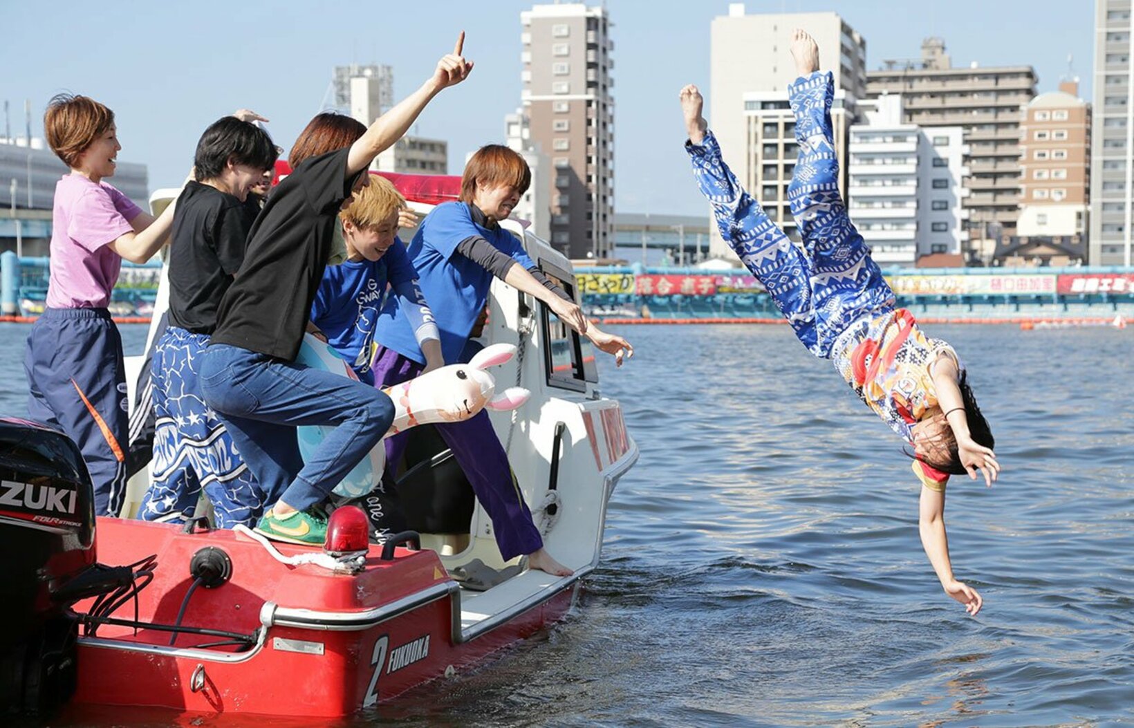 頭から水面に落とされる後藤美翼(右)