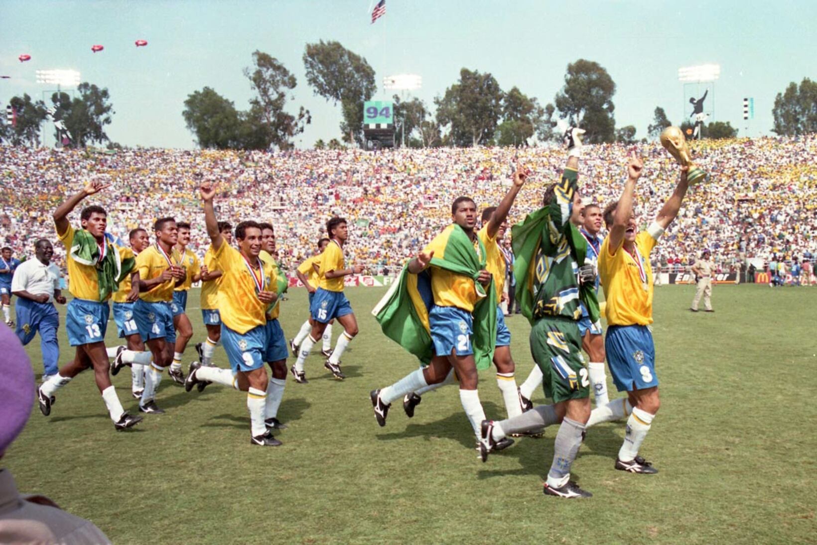 PK戦を制し通算４回目のW杯優勝を飾ったブラジル代表（1994年7月17日、米ロサンゼルス）