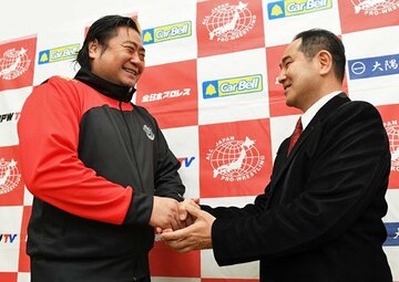  諏訪魔（左）は福田社長と、がっちり握手を交わした