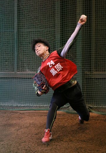  ブルペンで捕手を座らせて投げる黒原
