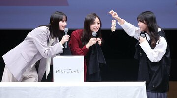 ウサギのキーホルダーを見せる瀬戸口心月(右)