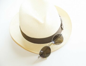  サングラスや帽子を上手に活用しよう（写真はイメージ）