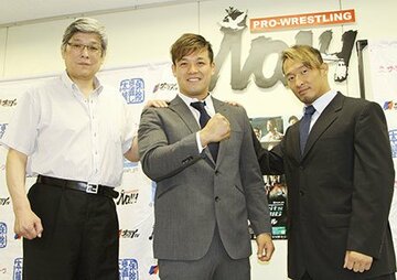田上社長（左）と丸藤副社長（右）同席で入団会見を行った潮崎