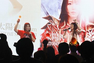 島谷ひとみ(右)とともに、ステージ上で歌い上げるSareee（©Sareee-ISM）
