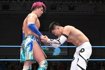 試合中にKURAMAのマスクを脱いだ矢野安崇(右)。試合後には青柳亮生と握手をかわした